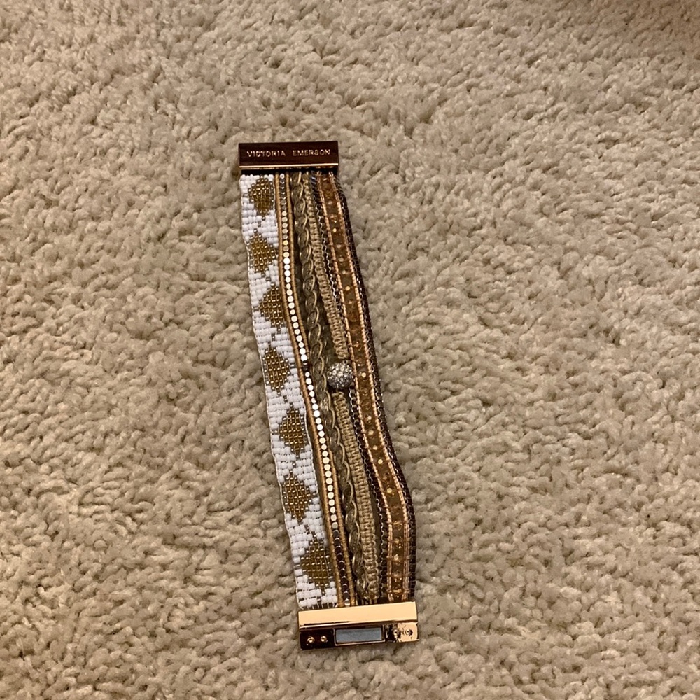 EUC Victoria Emerson magnetic cuff